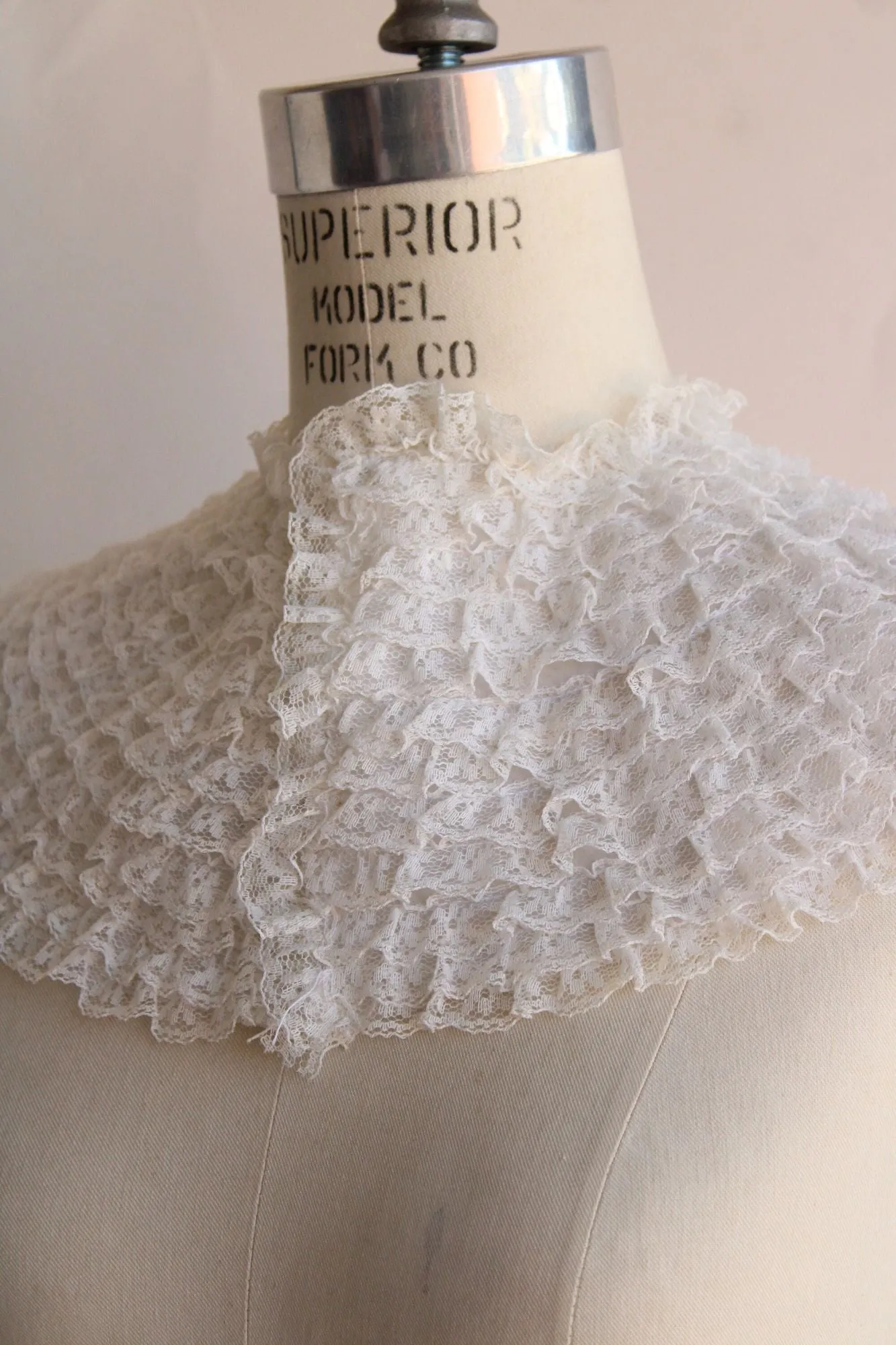 Vintage 1950s White Ruffled Lace Collar