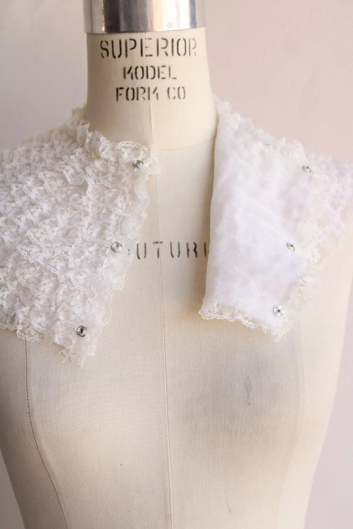 Vintage 1950s White Ruffled Lace Collar